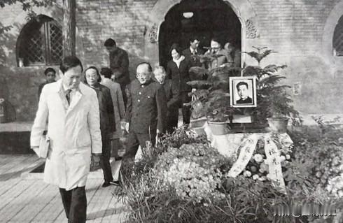 杨振宁祭拜邓稼先这张珍贵合影拍摄于1987年10月23日，在北京八宝山革命公