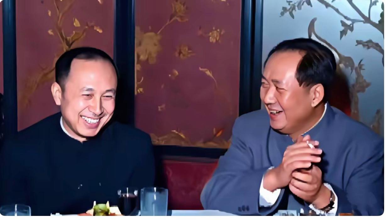 下图是毛泽东和钱学森在饭桌上的一张抓拍照,时间是1964年的农历“小年”这一天,