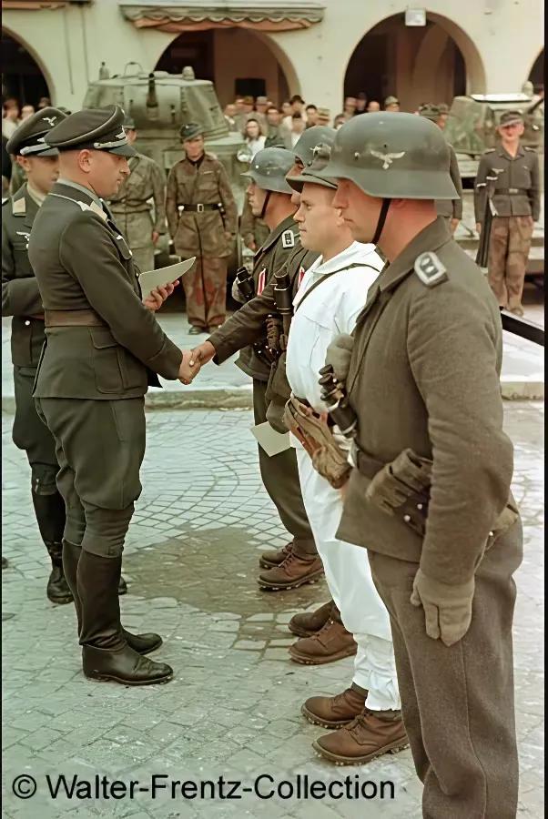 德军这里为啥有一名士兵穿的一身白服装，是救护兵吗？看着不像，是去打伏击吗？伪装服