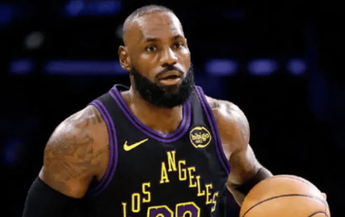 NBA常规赛，湖人140-125战胜爵士。前湖人球员丹尼-格林谈到詹姆斯时表示