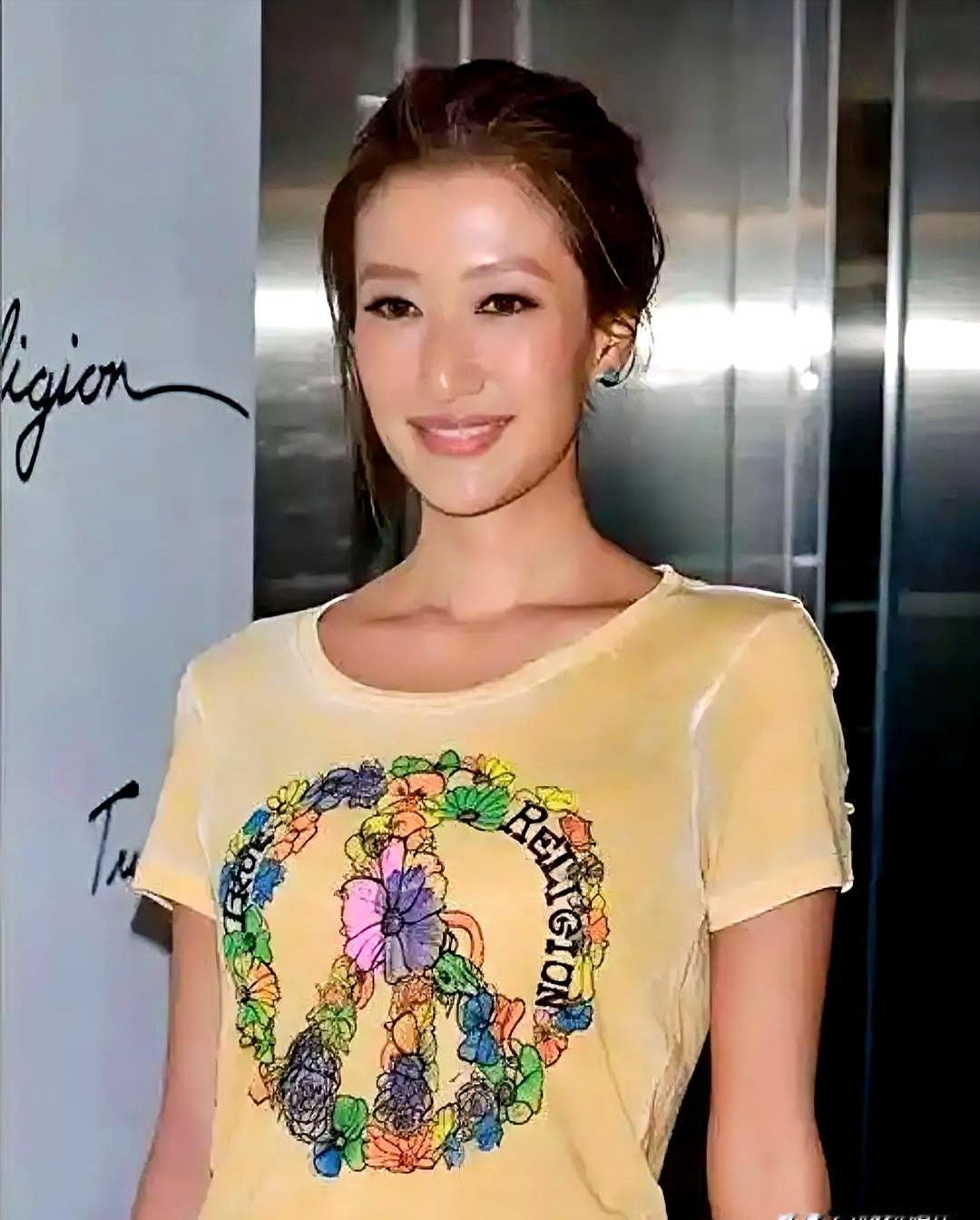 谢婷婷一边大方力挺锋菲恋，转头又坦然夸赞张柏芝为人正面。她看着哥哥跟王菲同框互