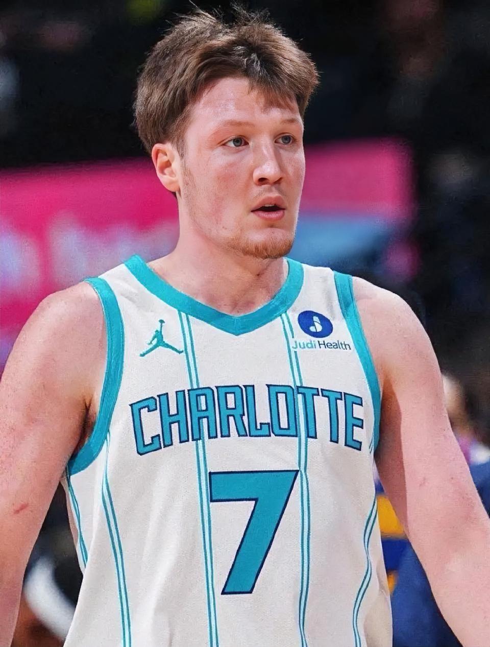 三分王克尼佩尔的三分球真是太拉胯了！今天NBA附加赛黄蜂主场迎战热火，黄蜂主场1