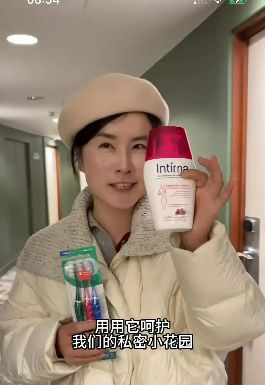 车车姐在巴黎街头举着手机问陌生男人一个月做几次爱，对方脸当场垮掉，转身就走。她