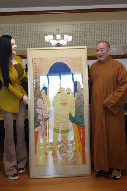 她是唯一能让方丈在新闻里笑的女人。