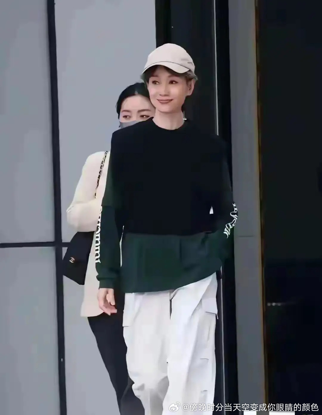 难以相信！她已经61岁了，看起来竟然像三四十岁的样子！