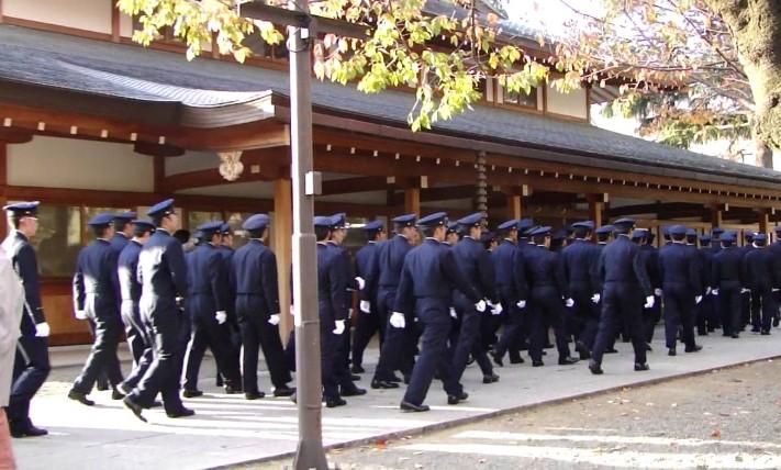 日本自卫队未来军官，集体参拜“靖国神社”12月11日，有日媒记者披露，近期日