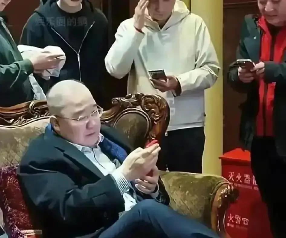 7岁啃冷馒头，30岁月销6000万巴图把直播间挂“父亲节不营业”，观众秒懂