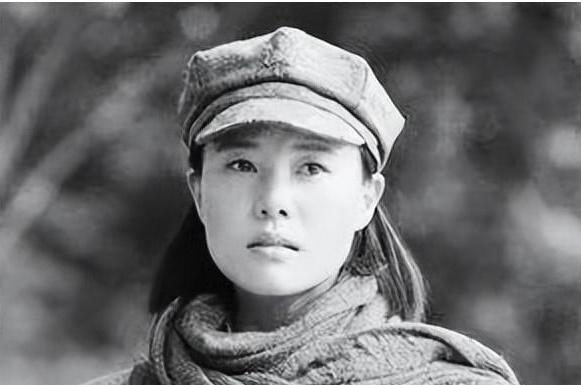 1937年冬天，甘肃的山沟里，一个穿着破军装的姑娘被按在雪地里，砍刀已经举到半空