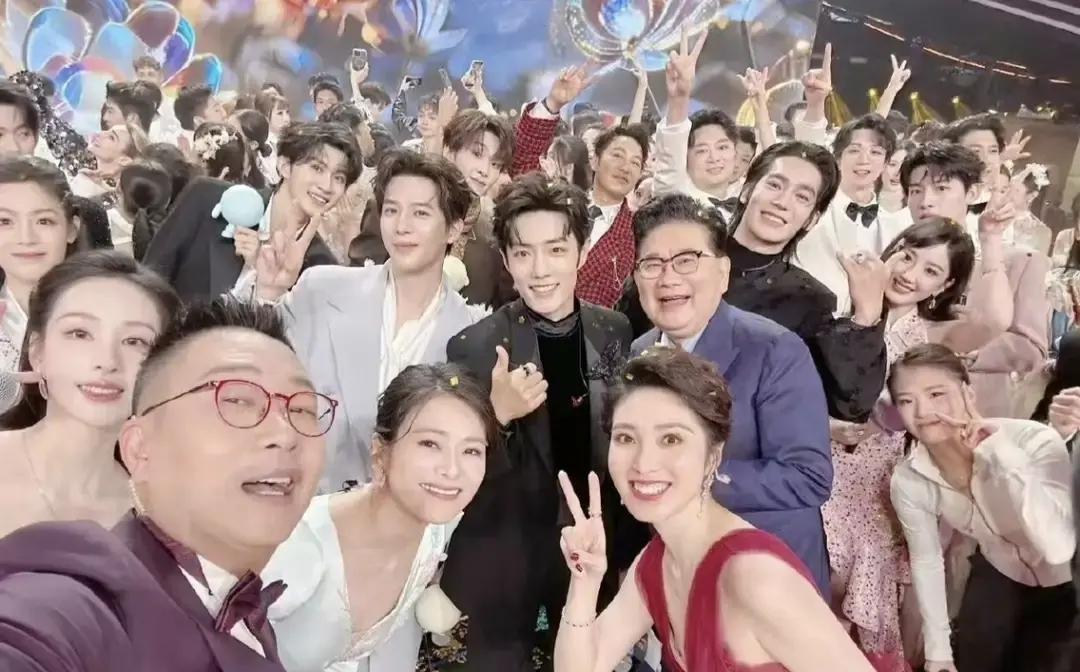 林海一句“快了等官宣”，肖战笑得像个孩子。可凡一句“你还是这么拼”，他眼眶瞬间