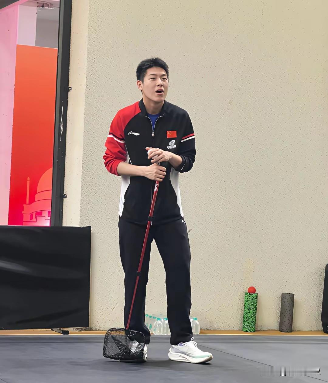 我建议温瑞博组建拉拉队，平时的时候打比赛，打完比赛给孙颖莎，王曼昱加油去！你