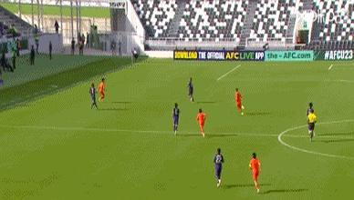 上半场看得人直冒汗，王钰栋几脚高射炮像放烟花，网友弹幕刷屏：就这？中场被