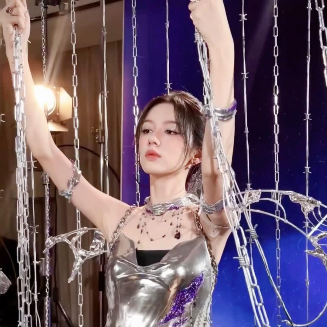 周也救命！周也这颜值是要鲨疯了吗！一会儿仙气飘飘，一会儿软萌可爱，我直接喊老