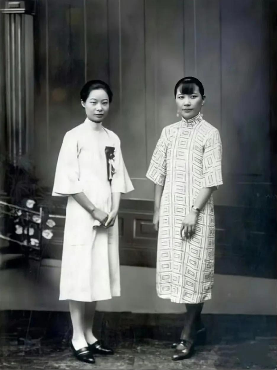 这是25岁的郭德洁和34岁的宋美龄的真实合影，两位名媛容貌秀美，气质婉约。这