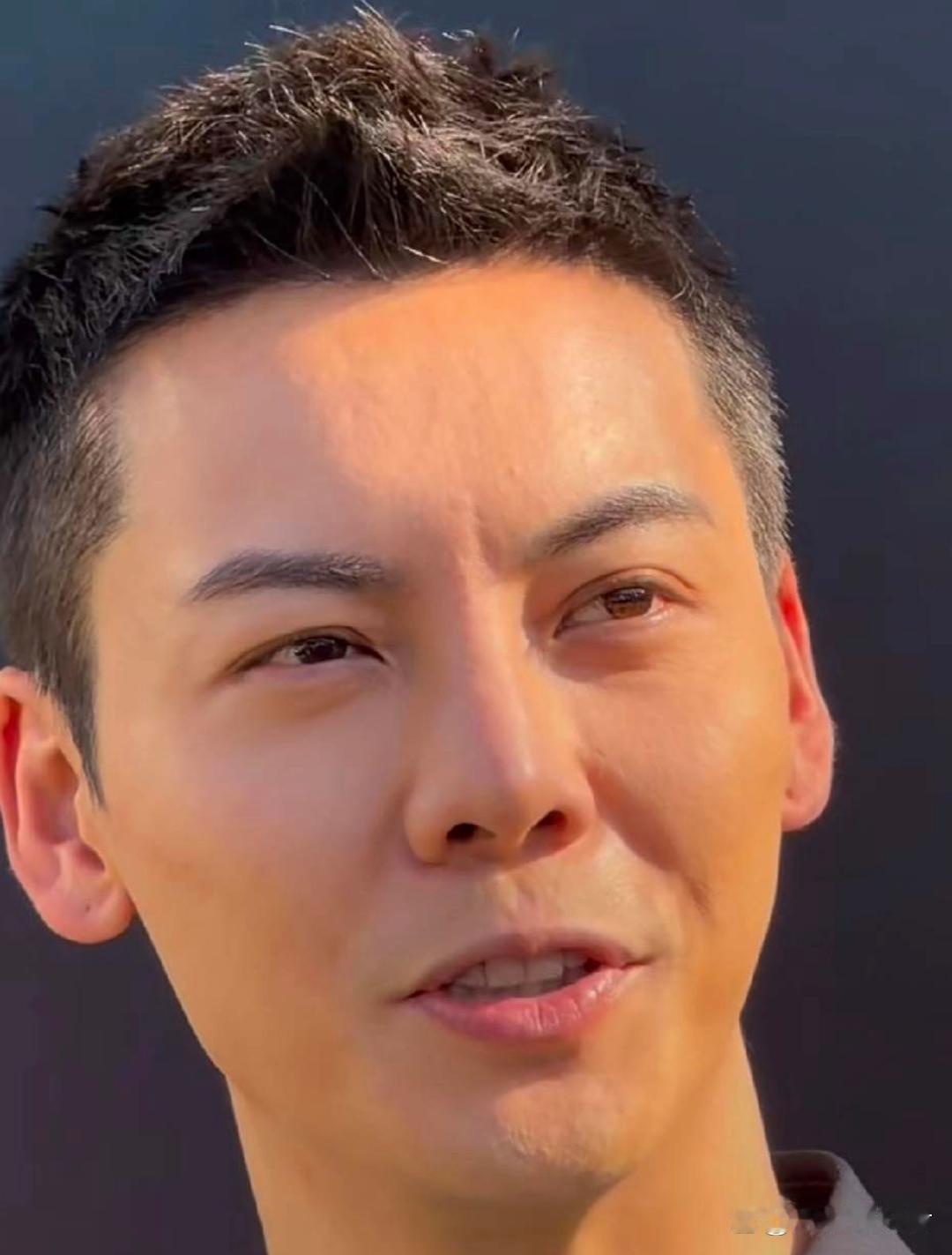 1.陈伟霆在剧组拍戏的时候，跟女艺人一般都会保持着距离，但是跟男艺人就没什么了，