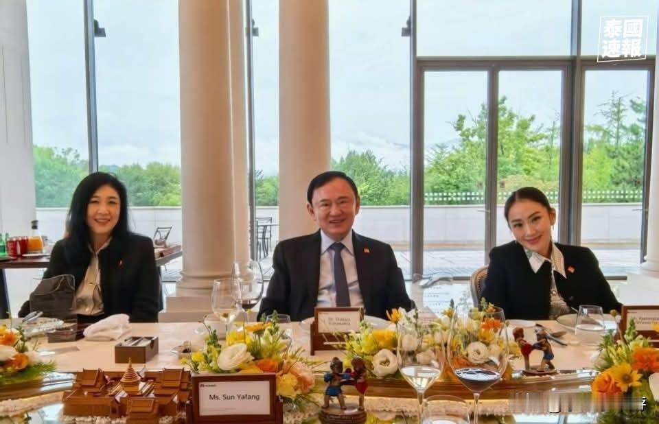 9月8日，泰国前总理佩通坦通过Instagram发布一张照片，画面中她与父亲他信