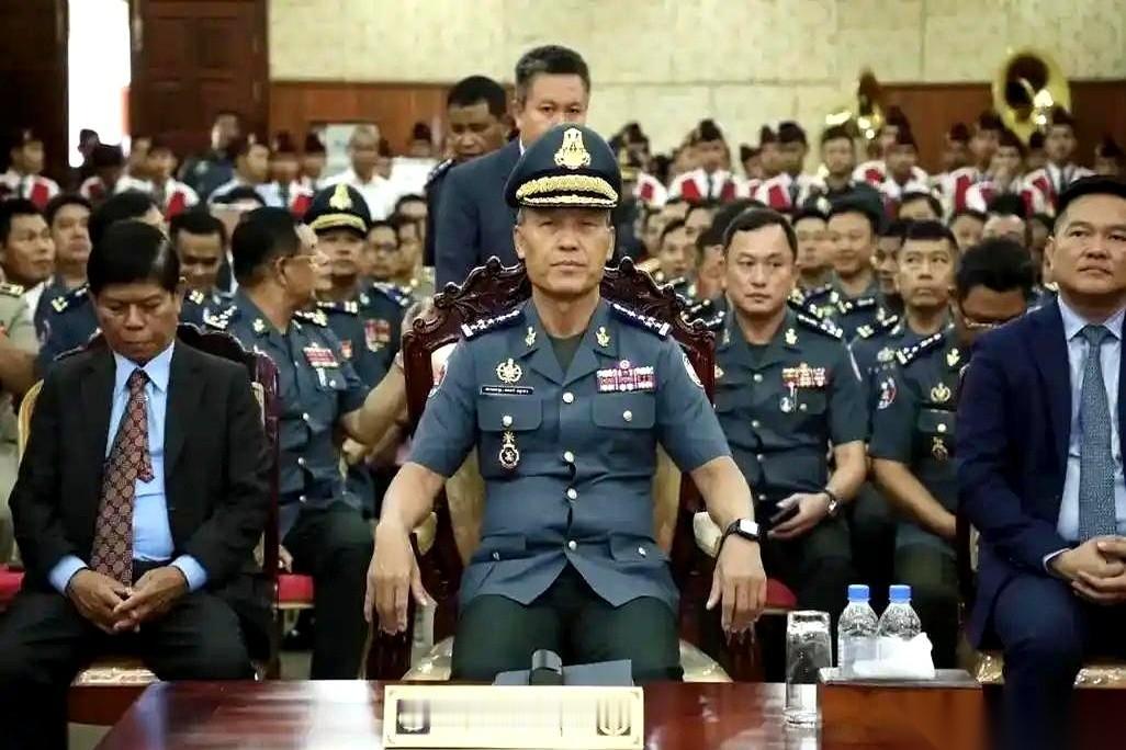柬埔寨,34个兵,养一个将军。你没听错,我也没说错。总共十万人的部队,愣是搞
