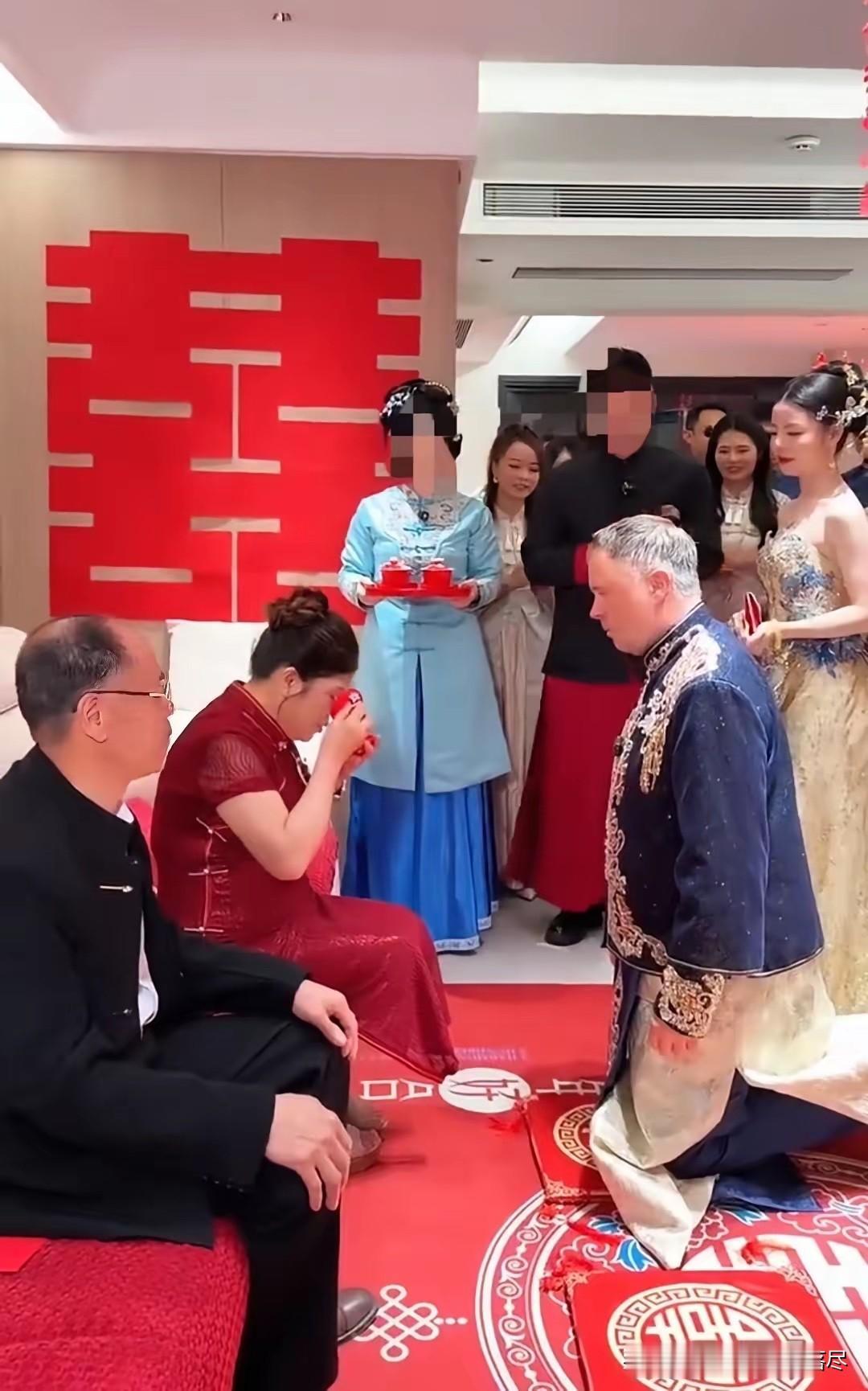 实在想不明白这么年轻漂亮的新娘，为什么会选择嫁给一个老外呢，而且看这老外的年龄，
