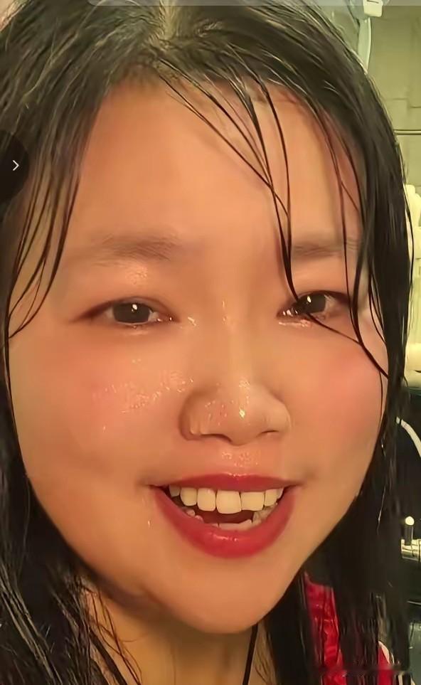 视频中，一女儿含着眼泪，声情并茂的说：“在这个世界上，我们最应该相信的人是谁？我