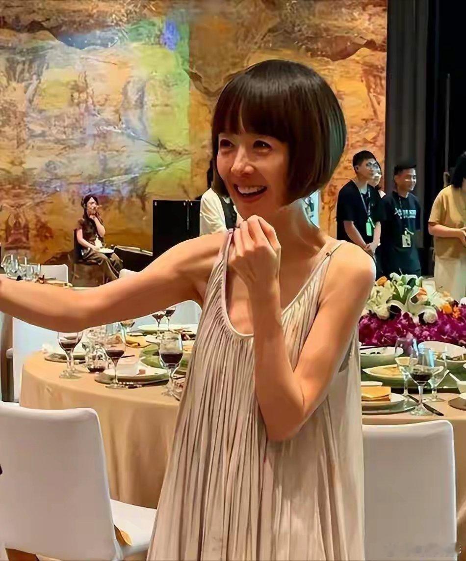 鲁豫，与小19岁男友同居后变样，如今她容光焕发显年轻！55岁的鲁豫和小19