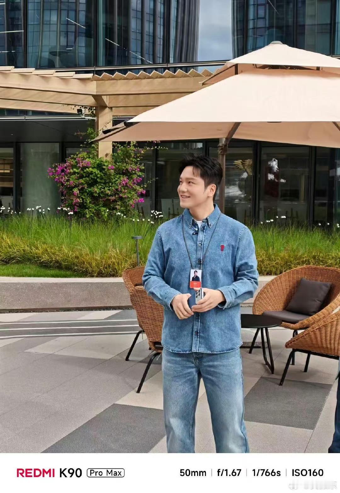 樊振东社媒发文，感谢代言品牌邀请，记录今日小米深圳国际总部一日行！清爽蓝色牛仔