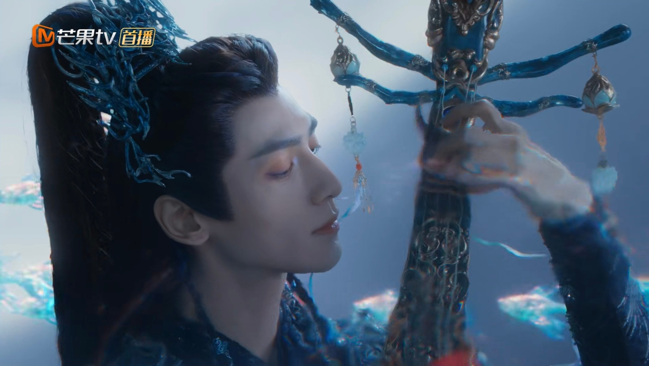 在《长月烬明》里被吐槽是彩妆太浓后,《水龙吟》化妆下手轻了点,造型一如既往繁复华
