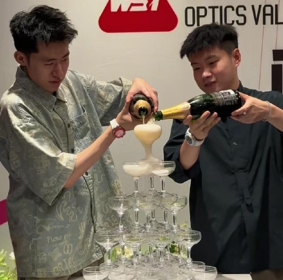 这下可好了，一下子冒出两个公子，都说陌上人如玉，公子世无双！这可让人如何是好！