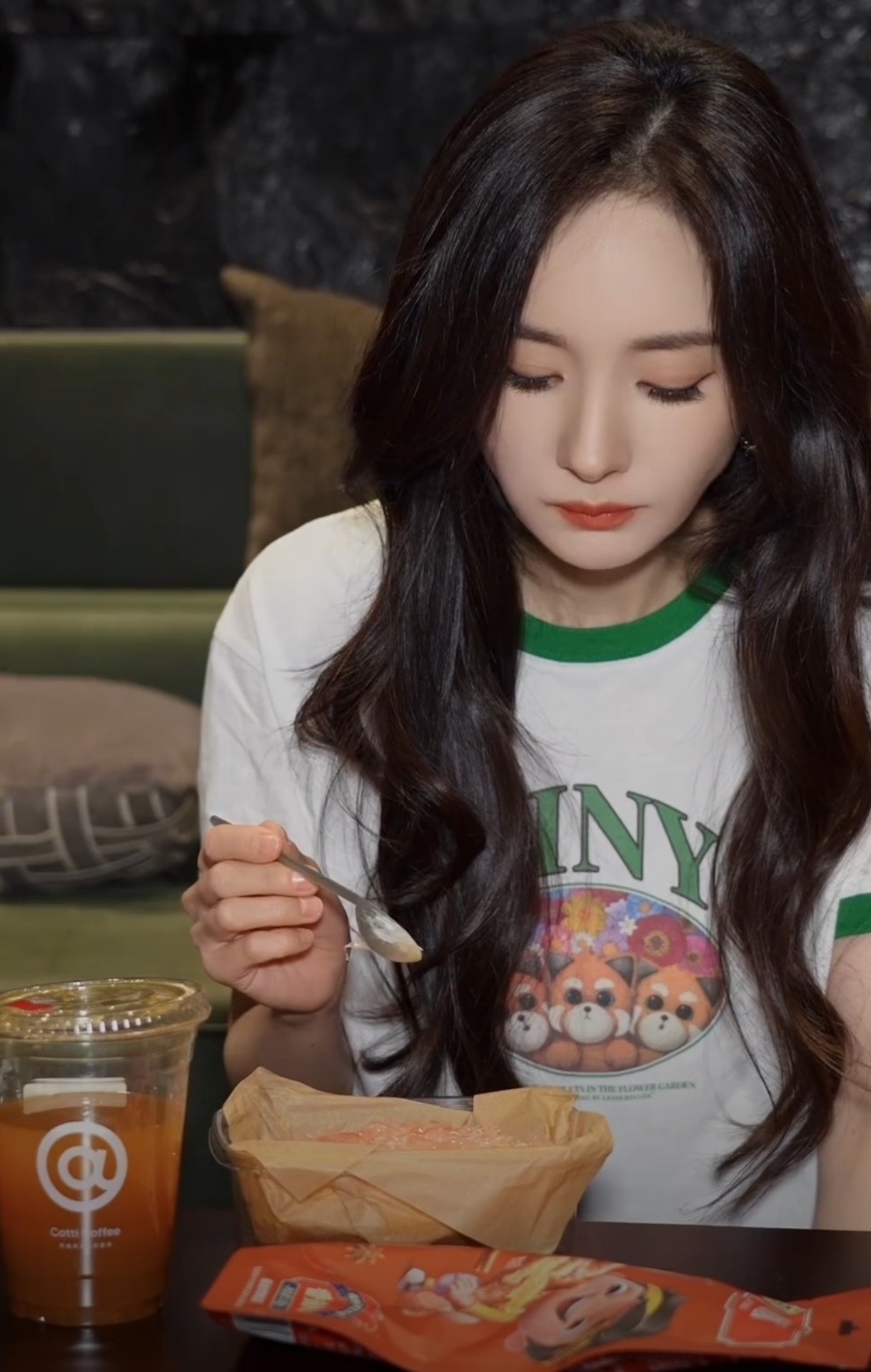 杨幂吃固体杨枝甘露沉默了固体杨枝甘露是什么东西，应该不好吃吧？还有就是，漂亮的