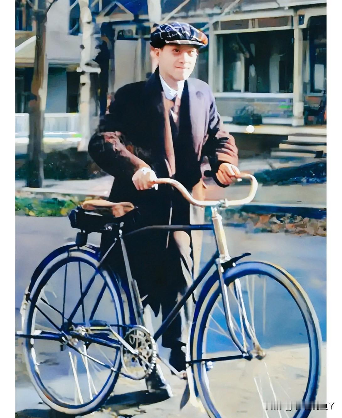 一九二一年，在英国剑桥大学留学期间骑着自行车的徐志摩。时年二十四岁，真是惊艳了时