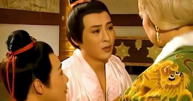 77岁的武则天被男宠张昌宗折腾到筋疲力尽，没曾想，当看到武则天睡着后的张昌宗，竟