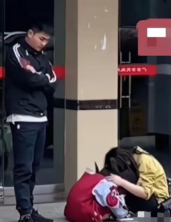 泪目了[哭哭]离婚民政局门口的一幕一对夫妻刚办理了离婚手续，从民政局出来，