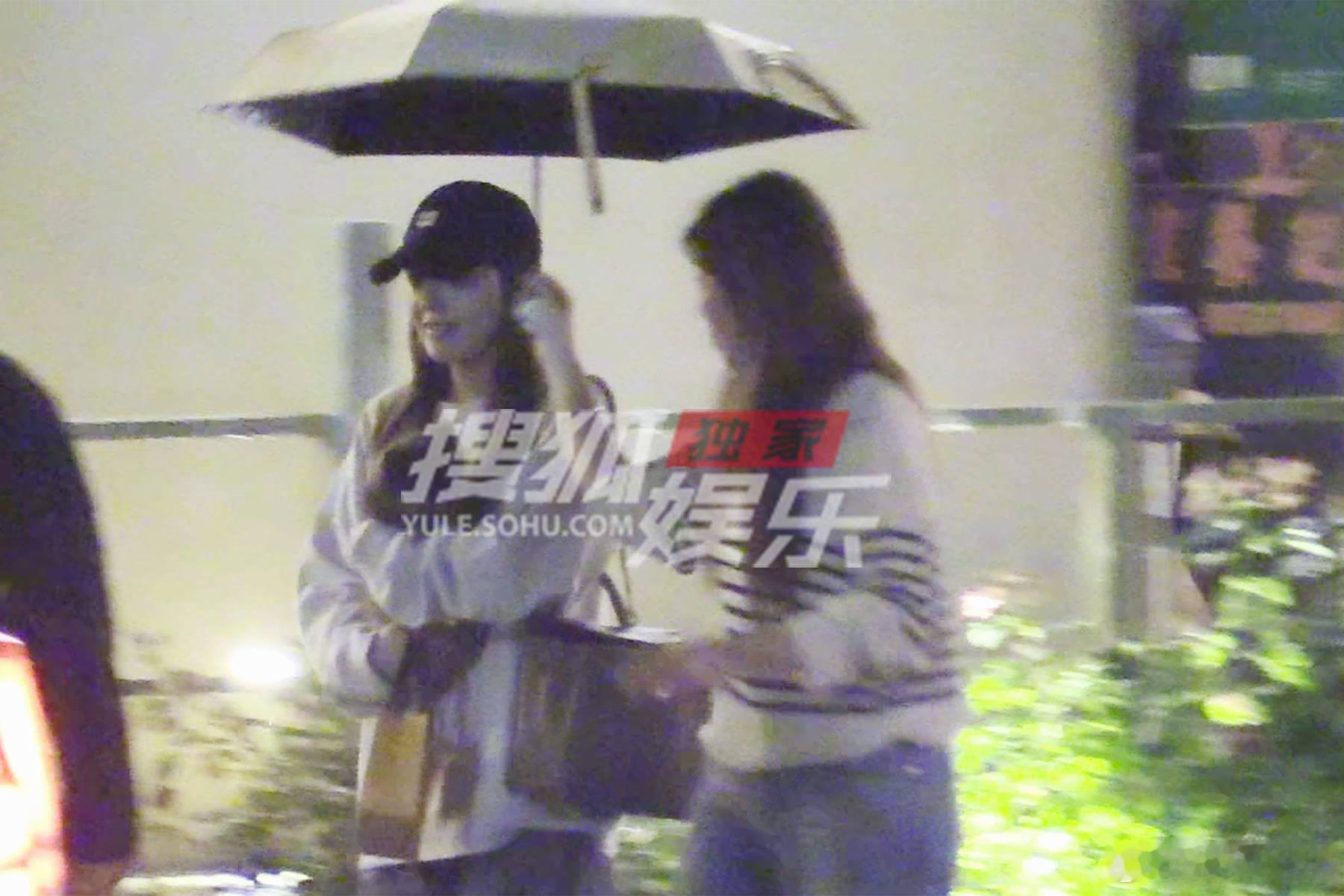 王凯张佳宁雨天与友人聚餐近日，王凯与好友张佳宁一起与友人们聚餐。饭后外面下起了
