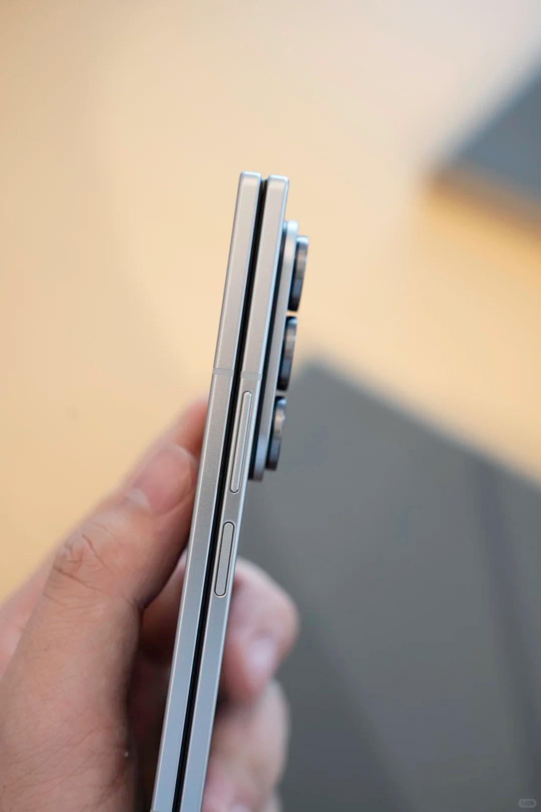 前两天偶然体验了一把三星GalaxyZFold7，只能说一句——牙膏踩爆了，