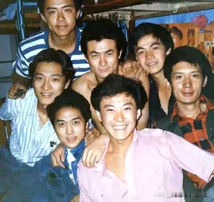 87级的中戏班的几位男同学，如果你能够全部认出，说明你的眼睛太毒辣了。我只认出了