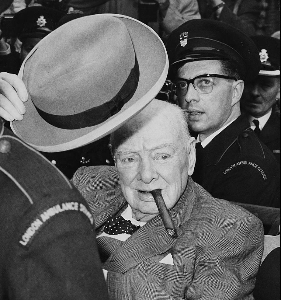 1965年1月24日，伦敦清晨的寒雾里，90岁的丘吉尔躺在床榻上。侍