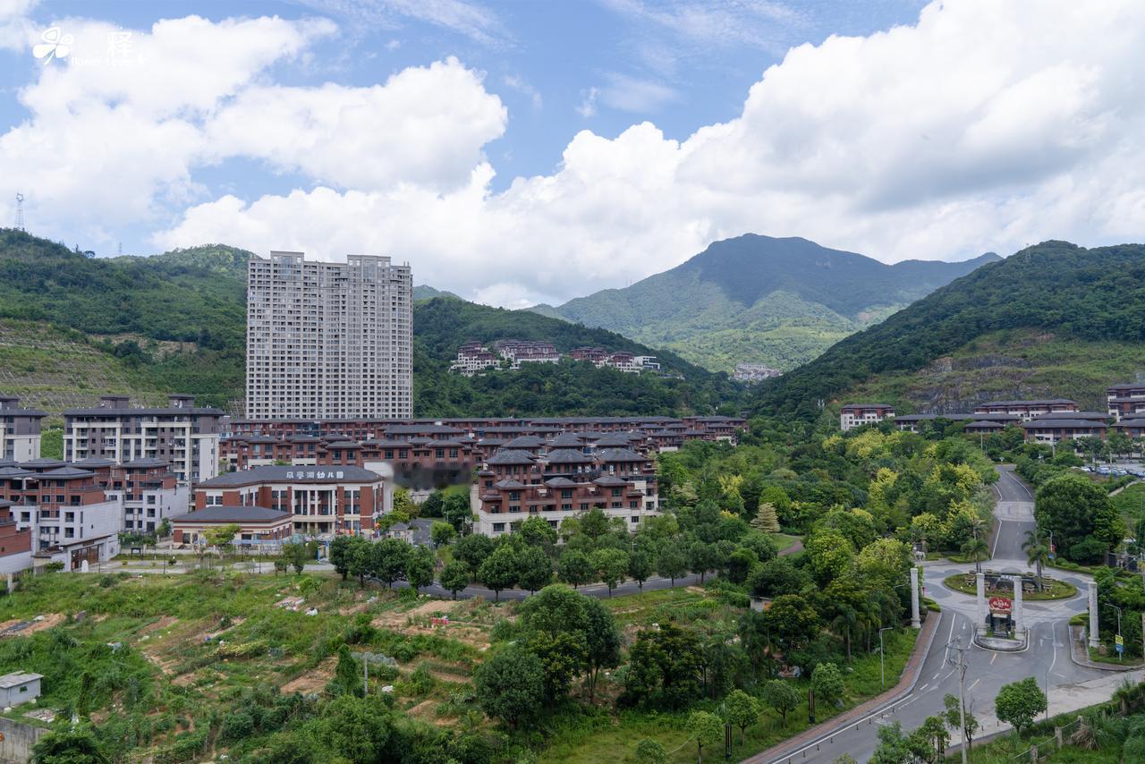 全国都有鹤岗，知名的有乳山银滩，惠州大亚湾，一套房只要几万。惟独贵安房价相对坚