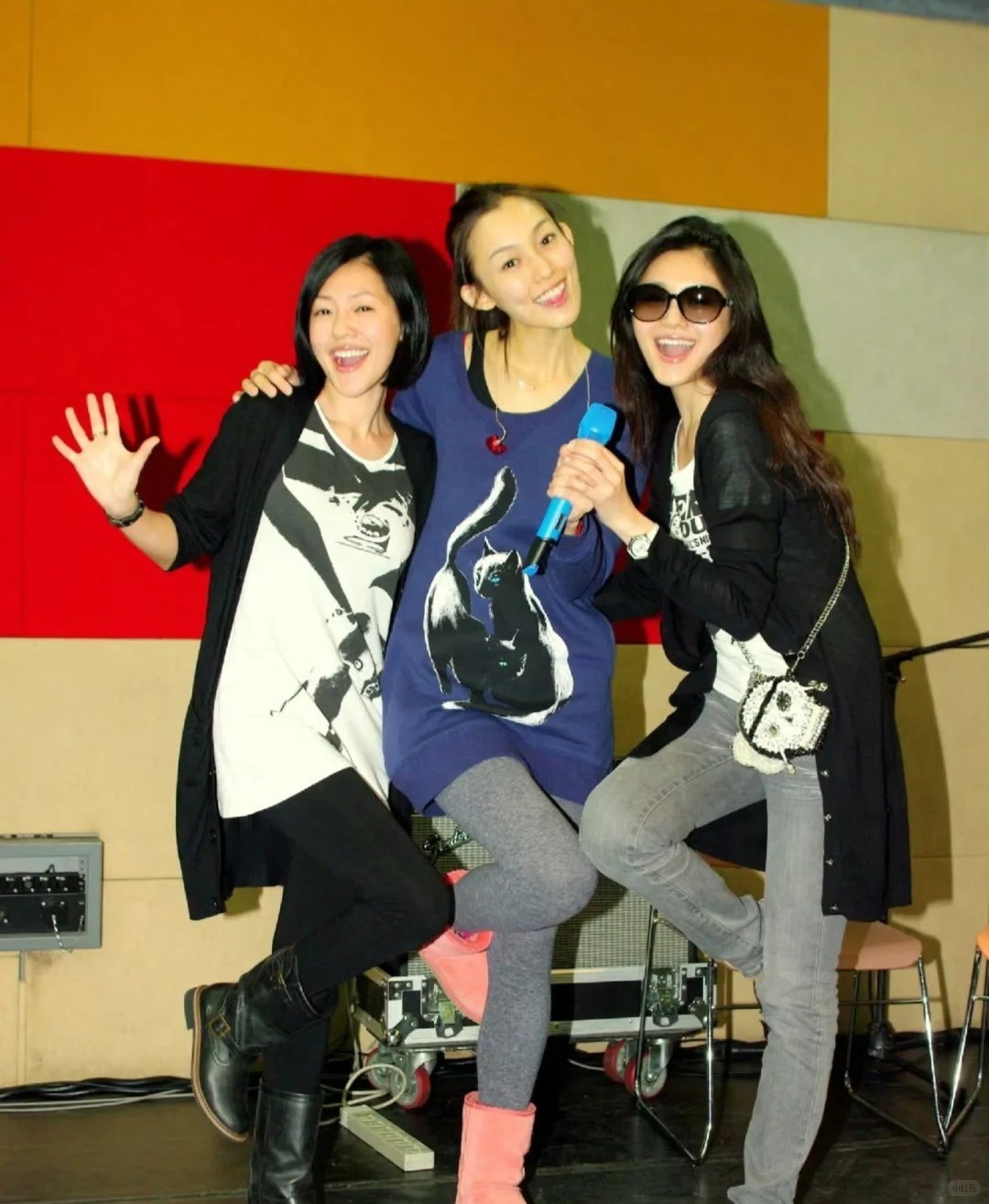 范玮琪演唱会戴大S骨灰项链盐城奥体中心的夜晚,范玮琪在唱完《可不可以不勇敢》后轻