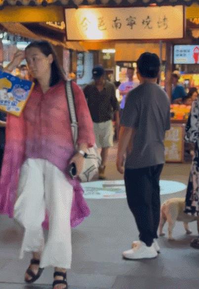 网友南宁烧烤店偶遇吴京，一身硬汉装扮，发卡戴在脖子上，路人抱拳打招呼礼貌回应。