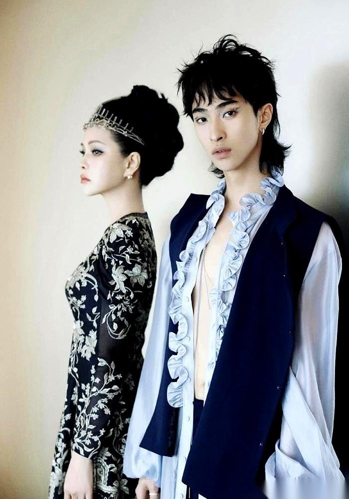 都说伊能静好牛，硬是把一个爱穿裙子的男孩子，“扳”回了主流审美。我看到这组照片