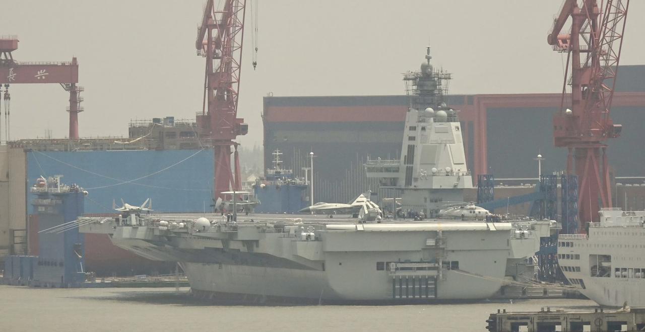福建舰、四川舰状态更新：福建舰舰岛已经拆除大部分脚手架，经过维护保养后的舰岛状态