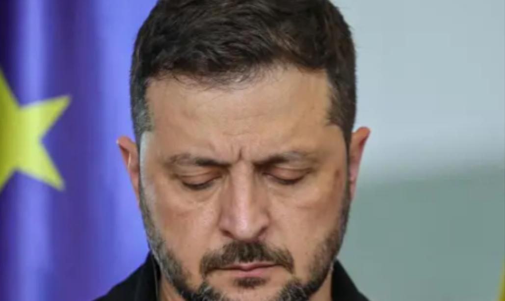 就在刚刚，泽连斯基被迫低头，宣布一个前所未有重大决定。自知境况愈发不妙的乌