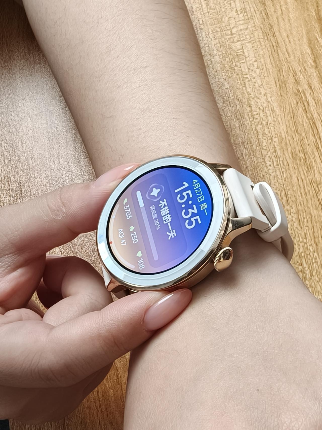 美甲星人都给我去选蓝宝石手表！！这次做的延长甲真的有点长，本来担心用智能手表会