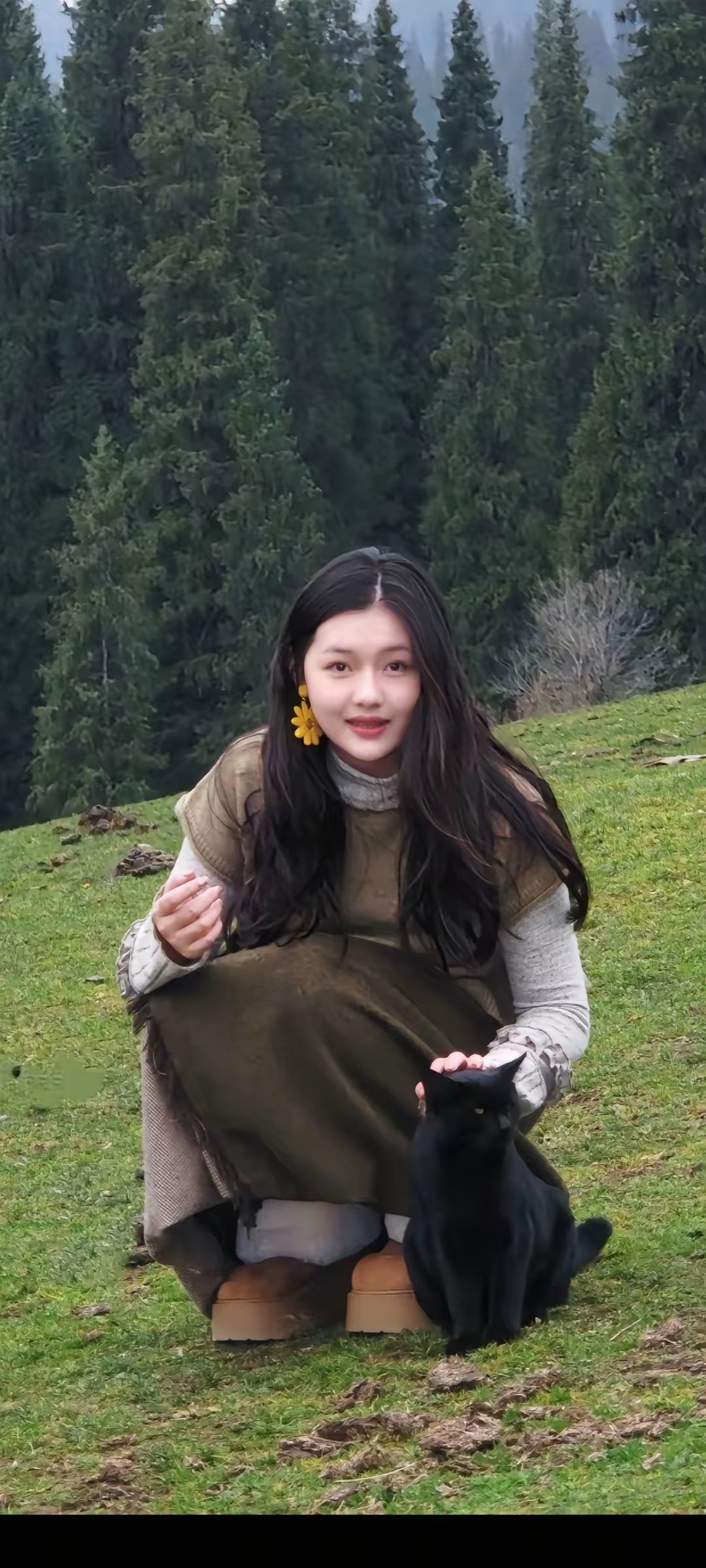 大S的翻版来了。​猛的一看，真的好像年轻的大S，披肩长发，鹅蛋脸，有型的嘴唇，就