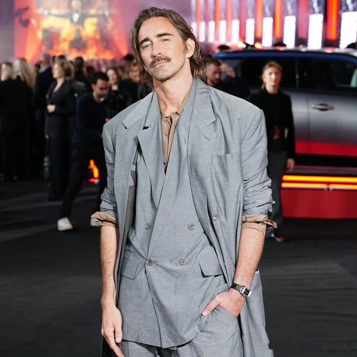 看到李佩斯的最新红毯照，不得不感叹时光对有些人格外眷顾，他的气质愈发沉稳，举止间