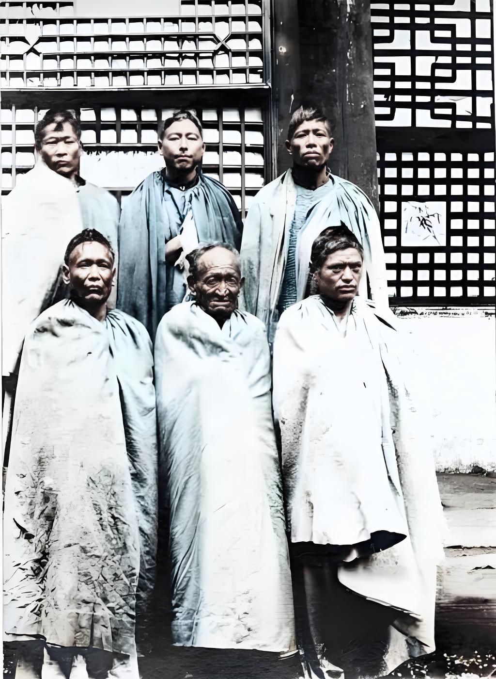 这张1915-1925年的照片，您瞅这六个彝族汉子，披着破披毡，站在中式官署
