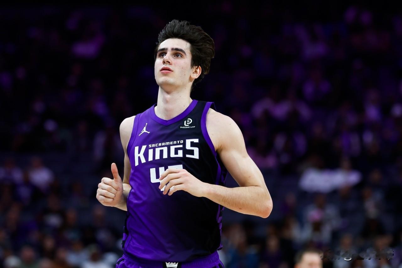 杨瀚森选错队了，国王42号新秀爆砍21分19篮板大号两双!在今天国王与鹈鹕的