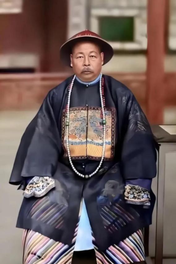 1878年1月，65岁的左宗棠收复全部新疆。然后他干了一件让所有读书人倒吸一口冷