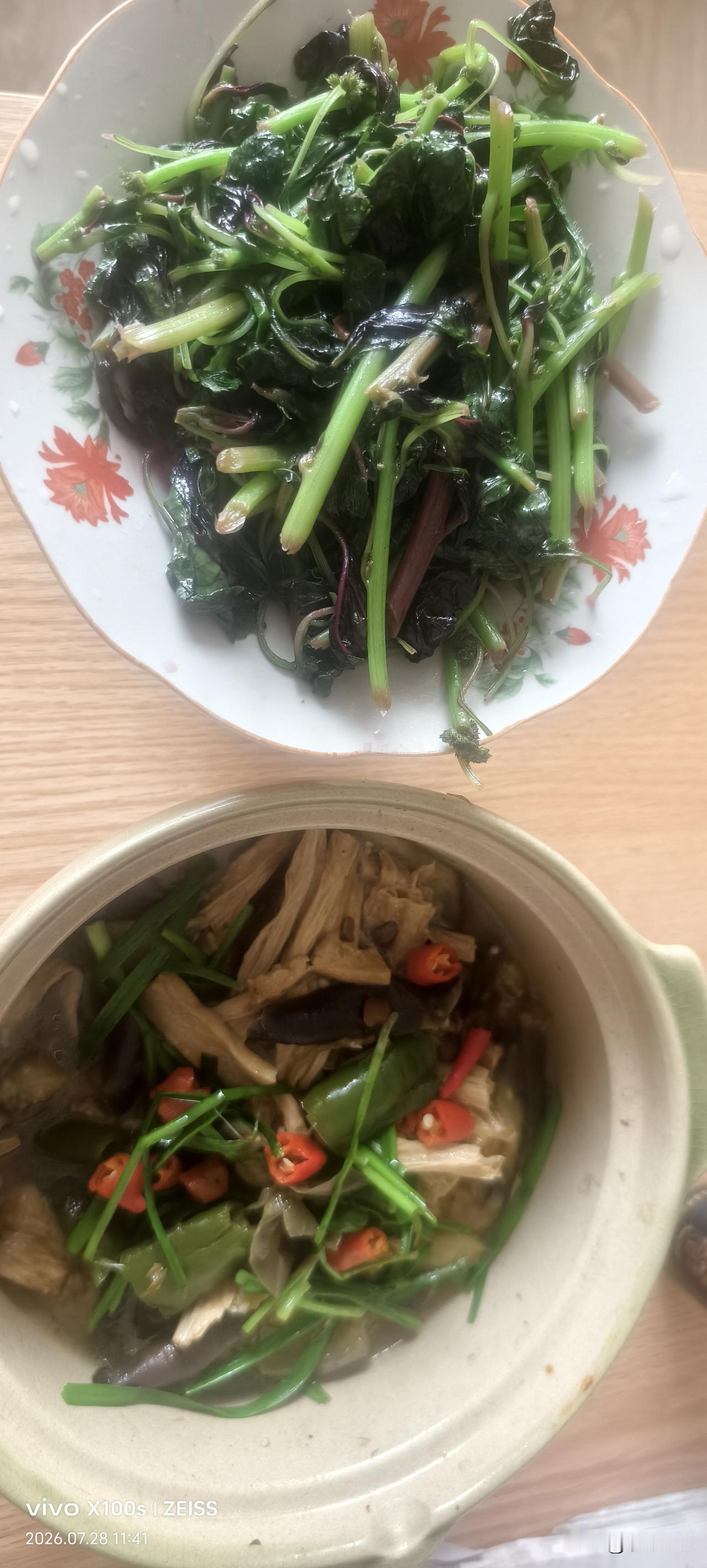 一个人的午餐也不能凑合，二菜一汤，蛋白质、维生素，还有粗粮，一样都不少。虽说全是