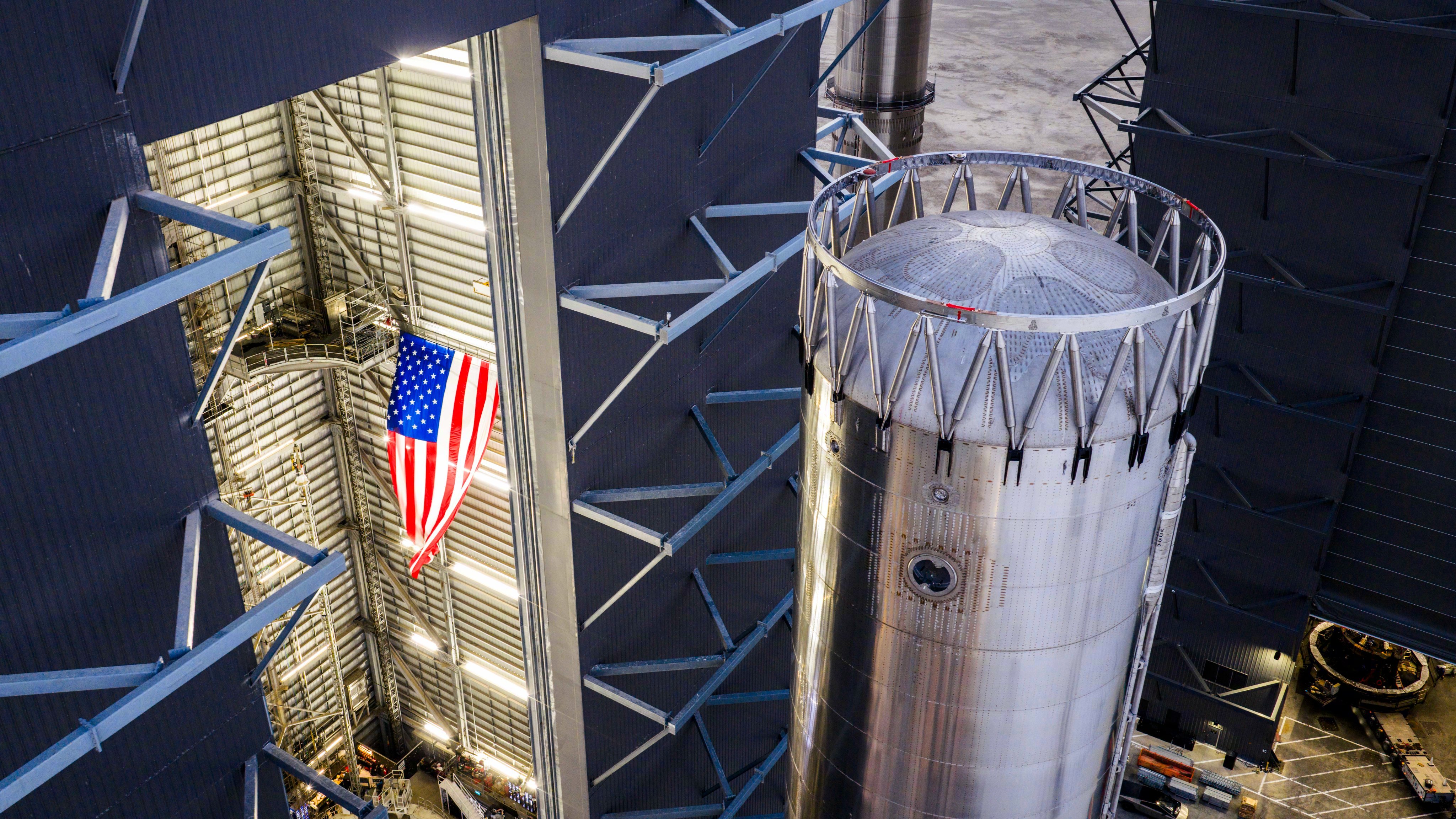 图一至图四，星舰V3首个超重助推B18，图五、SpaceX完成了星舰V3的第二枚