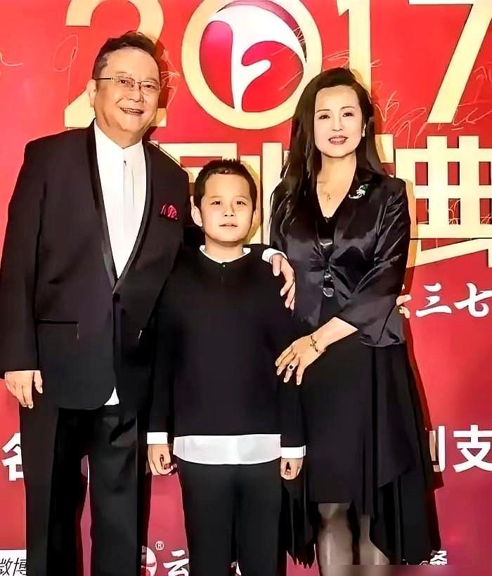 77岁王刚，忍痛卖掉了珍藏多年的官窑瓷器，套现3000万。不是生意失败，也不