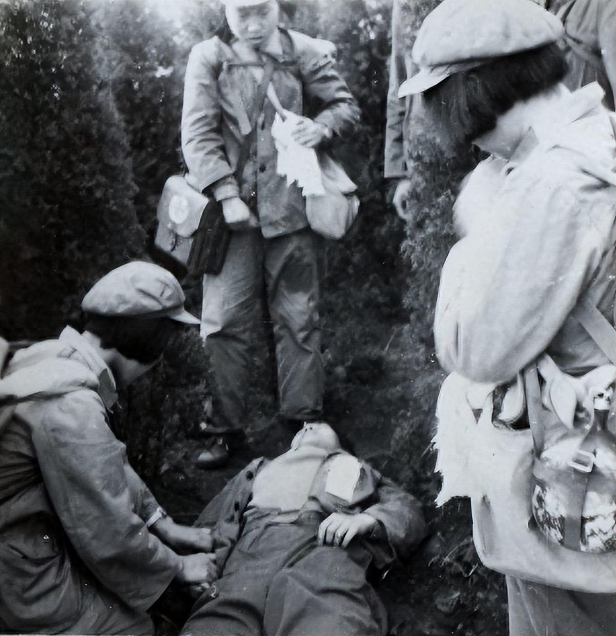 1940年春，新四军野战医院里，一位女院长救治了数百名国军士兵，伤好后，她设宴送